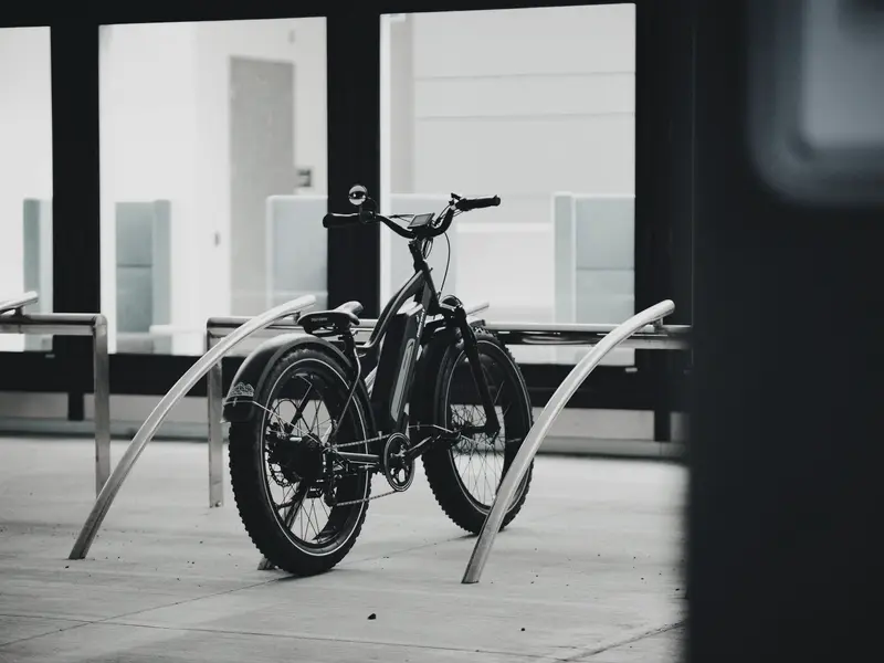 City Cruiser — Pendler-elcykel med integreret batteri, skærme og bagagebærer.